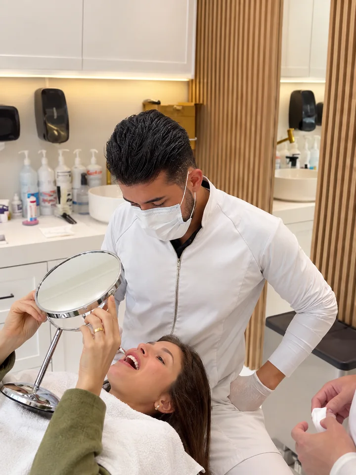 Dr. Marcos trabalhando durante um atendimento odontológico.